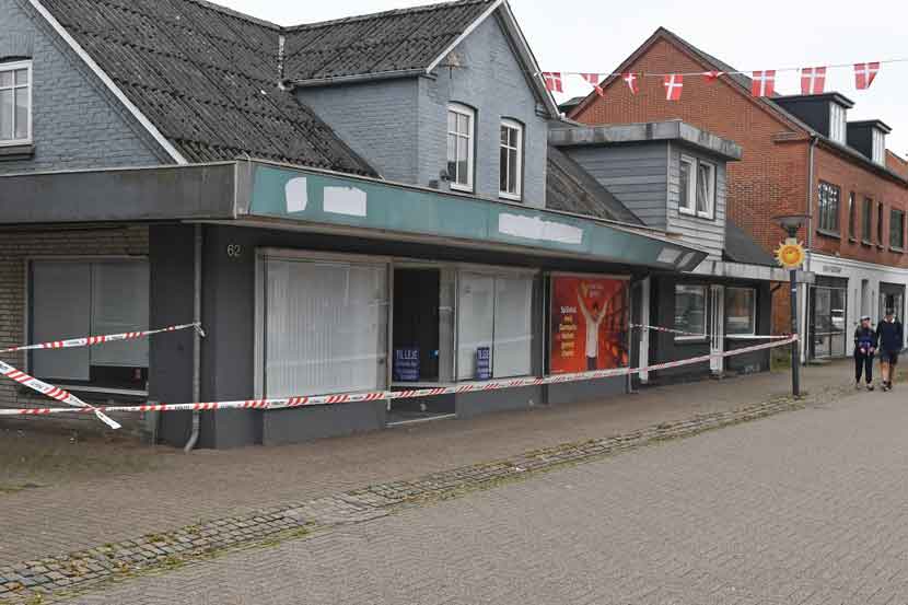 skilt falder ned 25 03